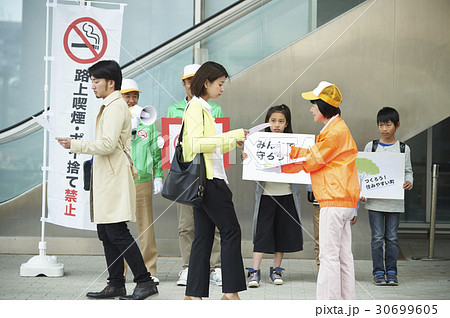 マナー喚起をするシニアと小学生 30699605