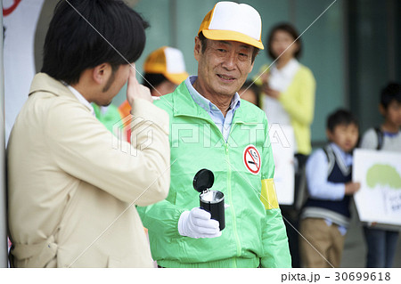 路上で喫煙をする若者 路上で喫煙をする若者 30699618