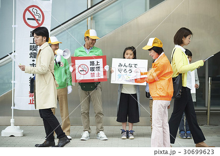 マナー喚起をするシニアと小学生 30699623