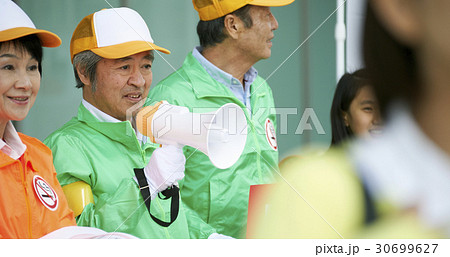 マナー喚起をするシニアと小学生 30699627