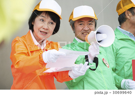 シニアボランティア 路上でのマナー喚起 シニアボランティア 路上でのマナー喚起 30699640