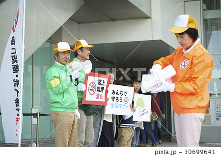 マナー喚起をするシニアと小学生 マナー喚起をするシニアと小学生 30699641