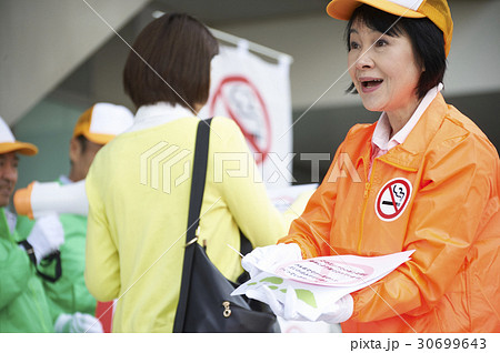 シニアボランティア 路上でのマナー喚起 シニアボランティア 路上でのマナー喚起 30699643