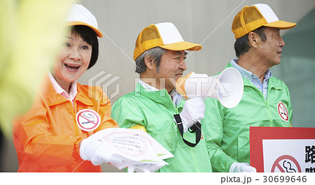 シニアボランティア　路上でのマナー喚起 30699646