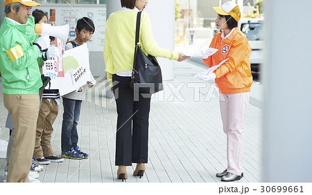 マナー喚起をするシニアと小学生 マナー喚起をするシニアと小学生 30699661