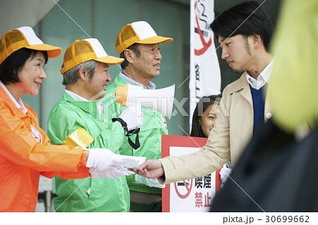 マナー喚起をするシニアと小学生 30699662