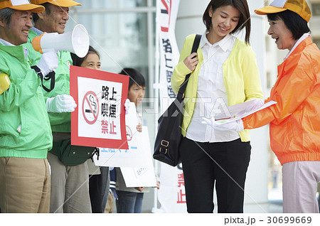 マナー喚起をするシニアと小学生 30699669
