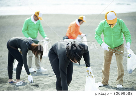 ビーチクリーンをするシニアボランティアとサーファー ビーチクリーンをするシニアボランティアとサーファー 30699688
