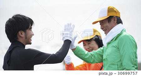 ビーチクリーンをするシニアボランティアとサーファー ビーチクリーンをするシニアボランティアとサーファー 30699757