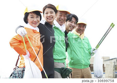 ビーチクリーンをするシニアボランティアとサーファー ビーチクリーンをするシニアボランティアとサーファー 30699758