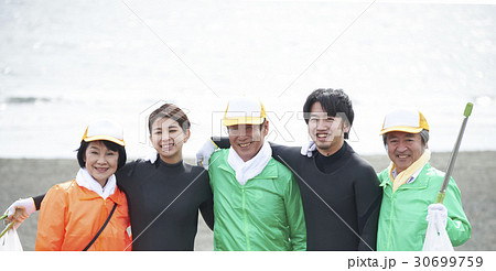 ビーチクリーンをするシニアボランティアとサーファー ビーチクリーンをするシニアボランティアとサーファー 30699759