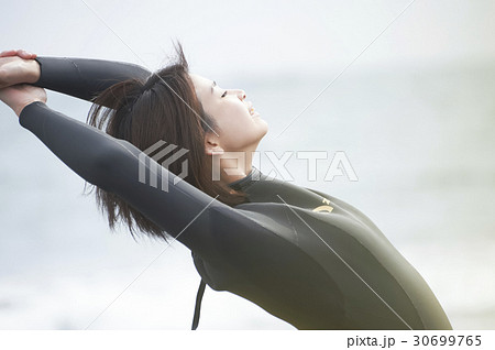 海岸のサーファー 30699765