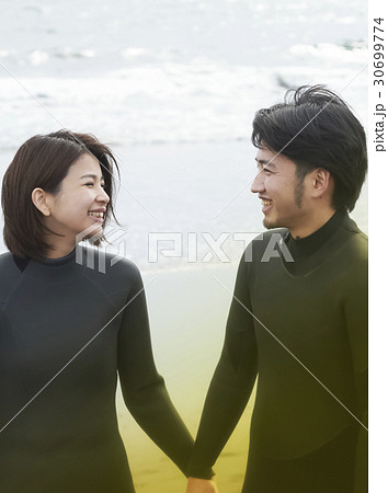 海岸のサーファーカップル 海岸のサーファーカップル 30699774