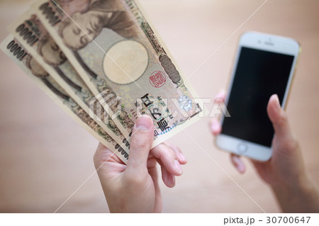 スマホ 一万円札 (携帯電話 お金 紙幣 ボディパーツ 顔なし 家計 主婦 節約 貯蓄 支払い) スマホ 一万円札 (携帯電話 お金 紙幣 ボディパーツ 顔なし 家計 主婦 節約 貯蓄 支払い) 30700647