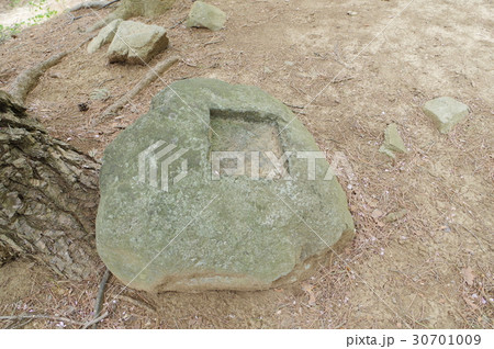 林城跡　本丸に遺る礎石　信州　松本　戦国時代の城跡　武田信玄の信濃侵攻で攻め滅ぼされた山城 30701009