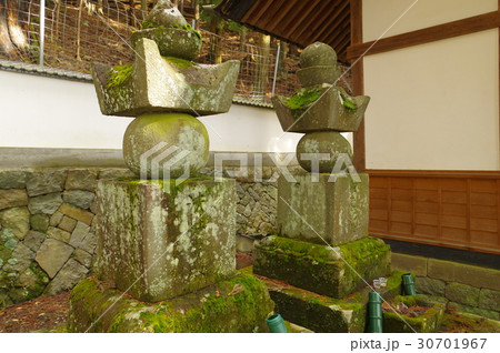 信州　松本の文化財　広沢寺の小笠原秀政・忠脩供養塔　大阪夏の陣で戦死した松本城主小笠原父子を祀る 30701967