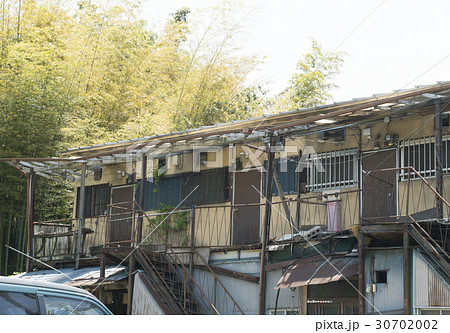 住宅　アパート　老朽化　取り壊し前　イメージ 30702002