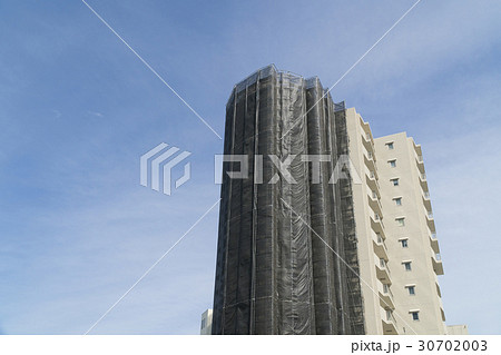 建物　大規模修繕イメージ　改修工事　足場と養生　高層マンション　修繕計画 30702003