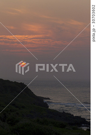 夕刻の辺戸岬 30703602