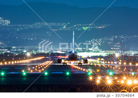 小型機の離陸前　大阪空港　夜 30704664