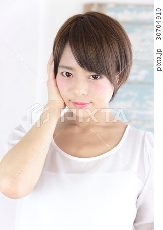若い女性 ヘアスタイル 若い女性 ヘアスタイル 30704910