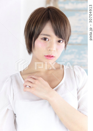 若い女性　ヘアスタイル 30704913