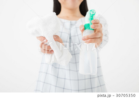 掃除をする若い女性 掃除をする若い女性 30705350
