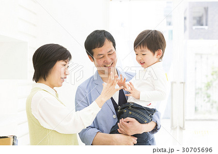 祖父母と孫 30705696