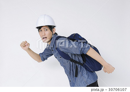 防災 ヘルメットをかぶる男性 避難 防災イメージの写真素材