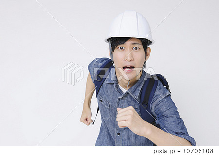 防災 ヘルメットをかぶる男性 避難 防災イメージの写真素材