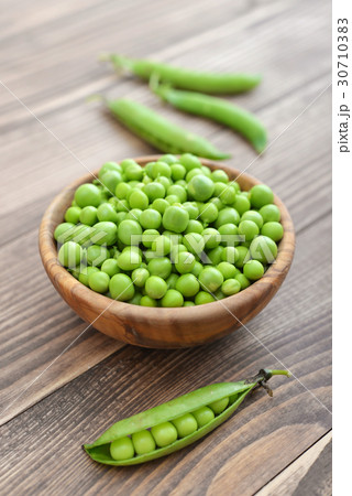 Green peas in wooden bowl Green peas in wooden bowl 30710383