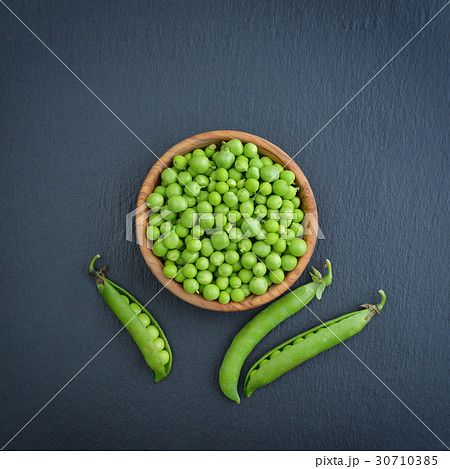 Green peas in wooden bowl 30710385