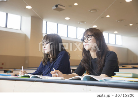 授業を受ける女子大生 撮影協力:日本経済大学 授業を受ける女子大生 撮影協力:日本経済大学 30715800