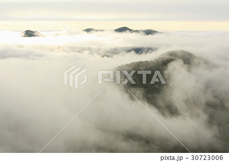 北海道占冠村トマムの山間部に発生した雲海 30723006