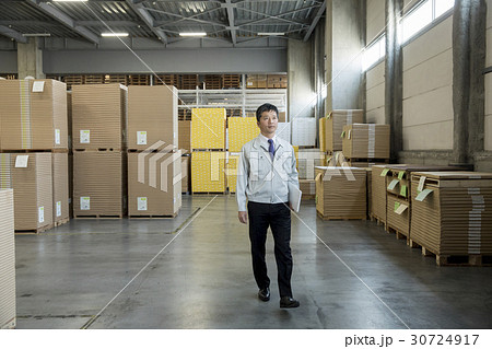 ビジネスイメージ　作業服のミドル男性 30724917
