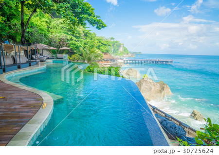 リゾートホテルのプールと海 30725624