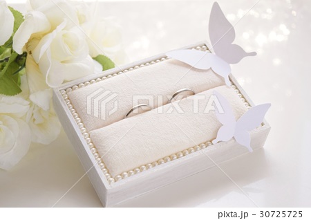 結婚指輪 ステンレス製 幸せの象徴 蝶と の写真素材 結婚指輪 ステンレス製 幸せの象徴 蝶と の写真素材