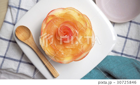 Apple cinnamon cheesecake 30725846