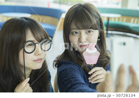 フォトプロップス撮影をする女子大生 撮影協力:日本経済大学 フォトプロップス撮影をする女子大生 撮影協力:日本経済大学 30726134