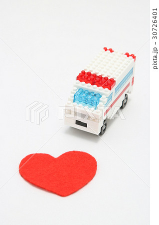 救急車とハートマーク 30726401