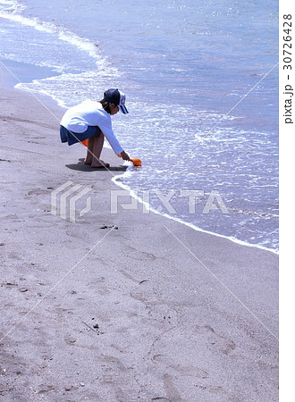 砂浜で遊ぶ女の子 30726428