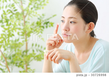 ミドル女性 スキンケア ミドル女性 スキンケア 30726998