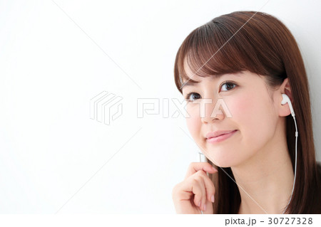 イヤホンをする若い女性 イヤホンをする若い女性 30727328