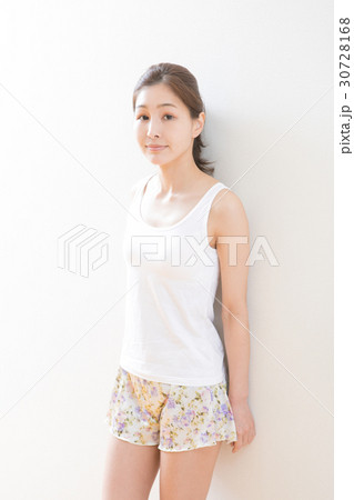 部屋着の30代女性 30728168