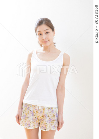 部屋着の30代女性 30728169