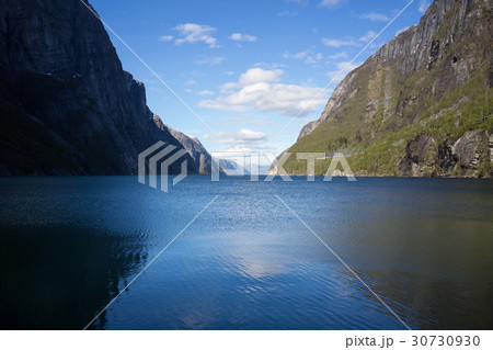リーセボーテンから見たリーセフィヨルド（ノルウェー） 30730930