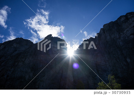 崖下から見上げたシェラーグ山(ノルウェー) 崖下から見上げたシェラーグ山(ノルウェー) 30730935