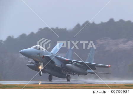 航空自衛隊   戦闘機    着陸    雨    F-15 30730984