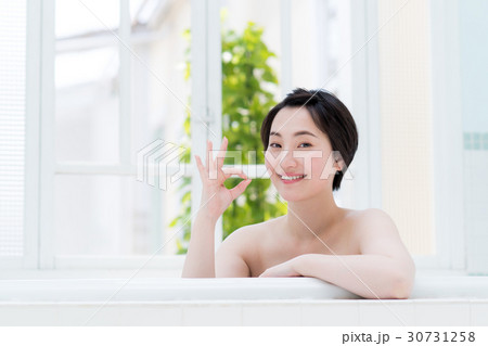 若い女性 入浴 の写真素材