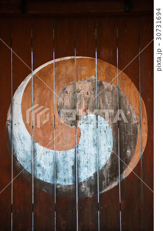 古建築 ドア 太極文様 30731694